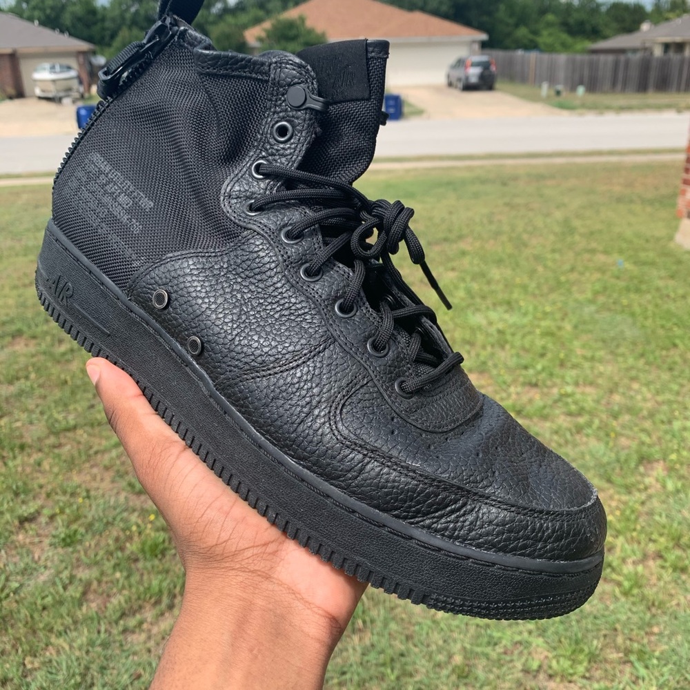 NIKE Air Force 1 Mid SF “Triple Black”